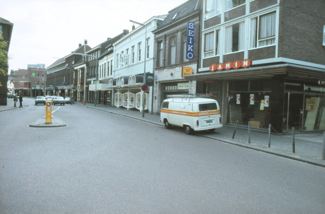 Langestraat 29 ter hoogte van de Raadhuisstraat. Met o.a. Jamin, HIJ en juwelier Kwekkeboom. jaren 70.jpeg