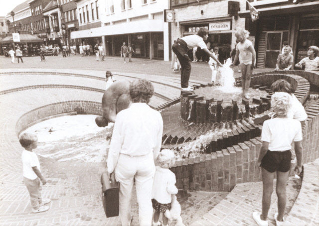 Langestraat 29 Spelende kinderen op het Ei van Ko van kunstenaar Joop Hekman. Winkel van Juwelier Kwekkeboom is ook zichtbaar. 1987.jpeg