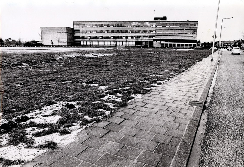 Kuipersdijk 268 In noordelijke richting met RK-technische St.Bernulphusschool 1976.jpg