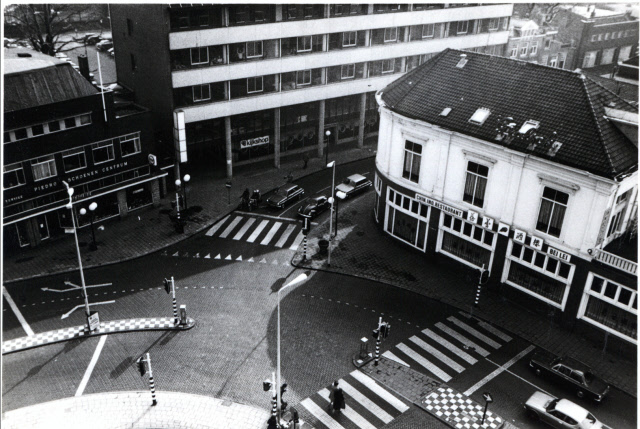 Hengelosestraat 24 Kruispunt Stationsplein met Chinees restaurant en Minrebo-gebouw, Gemeentelijke Sociale Dienst, Kijkshop 26-12-1975.jpeg