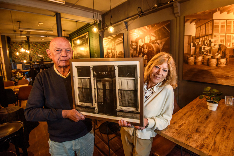 Jos en Marie-José Smits in hun Atrium, met een foto van de zaak zoals ze hem kregen in 1977.jpg