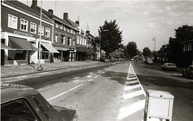 Haaksbergerstraat 358 links winkelcentrum de Voorstad met bakkerij Koning 1978.jpg