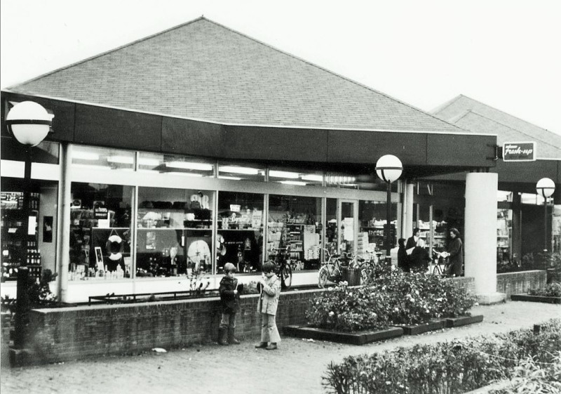 Rijnstraat 52 Deppenbroek winkelcentrum Drogisterij Thoma ca 1972.jpg
