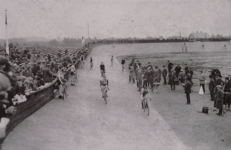 Stadionweg  wielerwedstrijd op oude wielerbaan. nu Boswinkelbeekweg.jpg