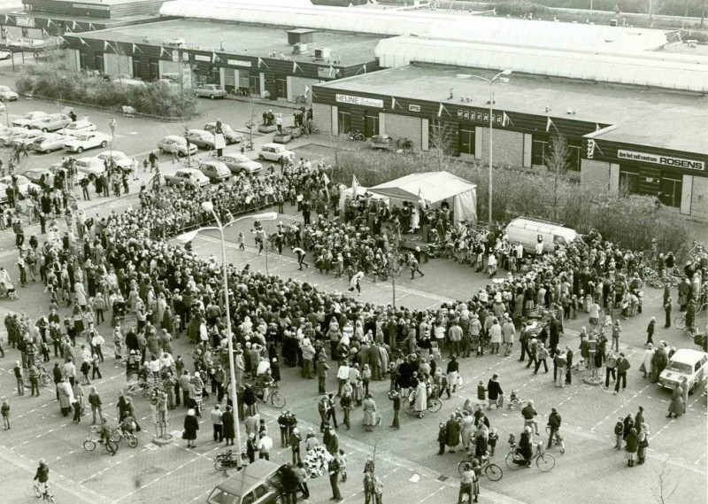 Wesselerbrinklaan 123 Winkelcentrum zuid. Winkel Rosens en ontvangst van Sinterklaas en Zwarte Pieten 16-11-1979.jpg