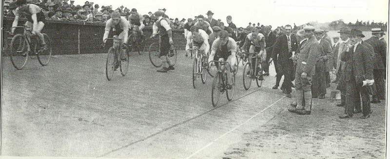 Stadionweg nu Boswinkelbeekweg op Helmerhoek wielerbaan tussen 1926 en 1935.jpg
