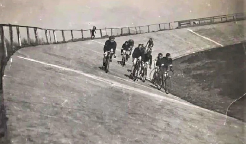 Stadionweg nu Boswinkelbeekweg op Helmerhoek wielerbaan.jpg