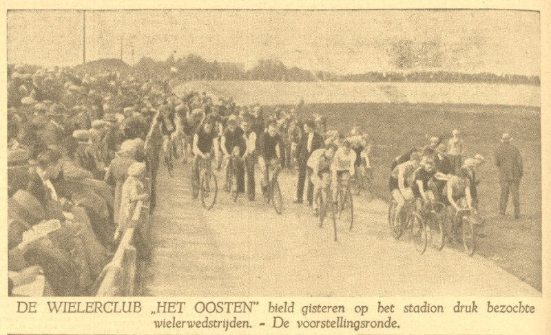 Stadionweg  wielerwedstrijd van wielerclub Het Oosten op oude wielerbaan. nu Boswinkelbeekweg.jpg