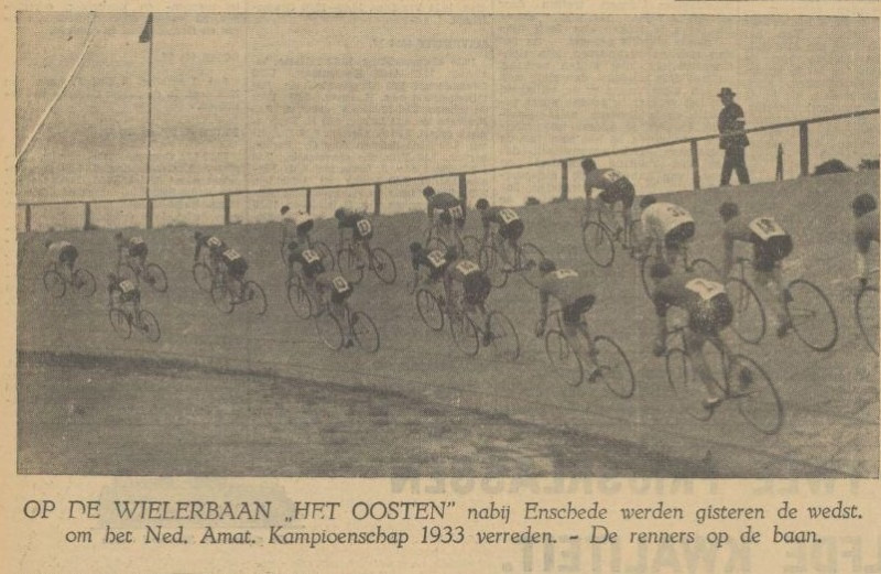 Stadionweg wielerwedstrijd op oude wielerbaan 1933.jpg