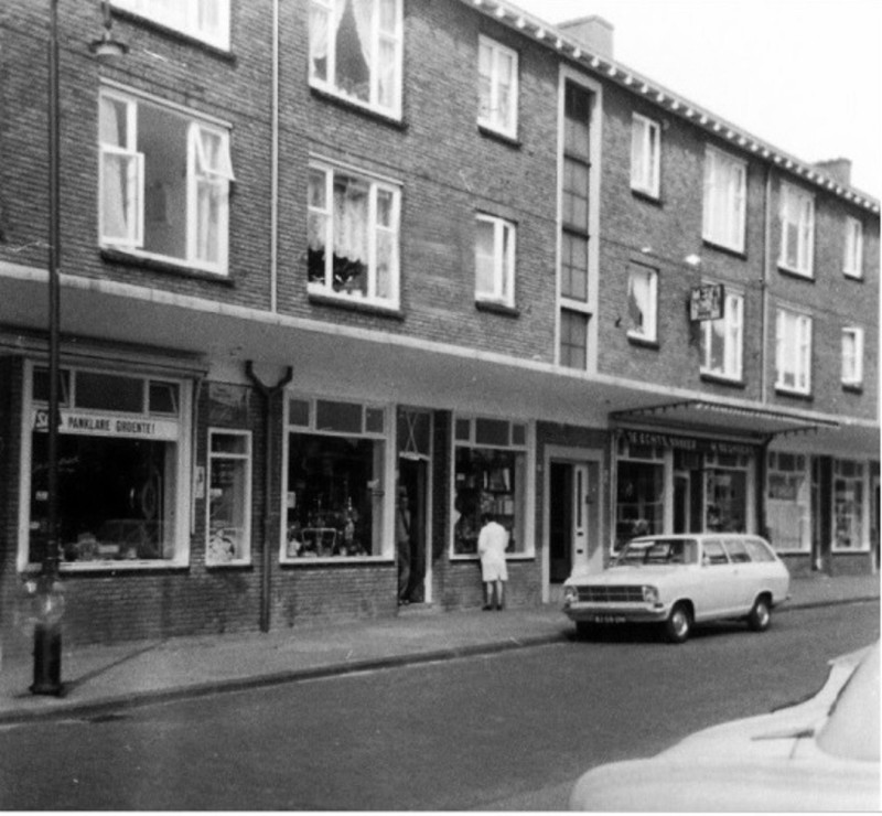 Ribbelerbrinkstraat 57 Winkelcentrum  't Ribbelt. Rechts is bakkerij W. Beunders zichtbaar. 1971.jpg