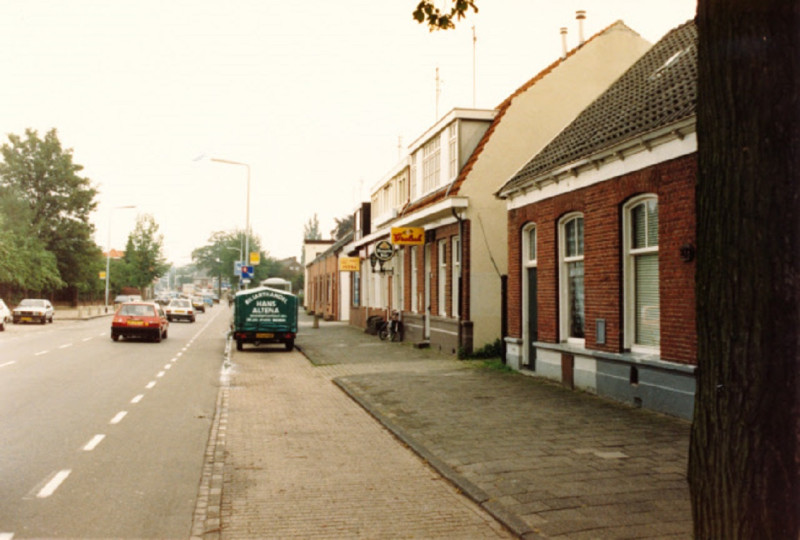 Haaksbergerstraat 283-285 Café biljart Petra met café biljarthandel Altena aan de linkerkant. augustus 1987.jpeg