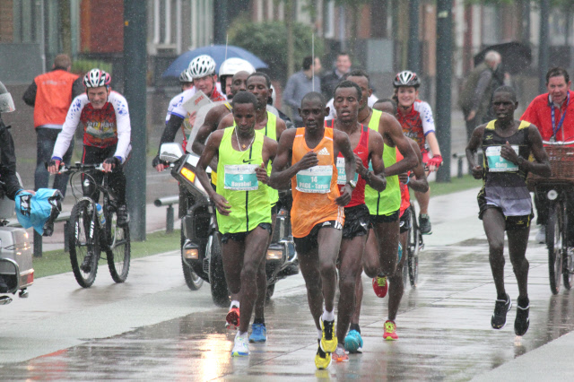 sfeerbeeld van Enschede Marathon in de regen, deelnemers in actie 27-4-2014.jpeg