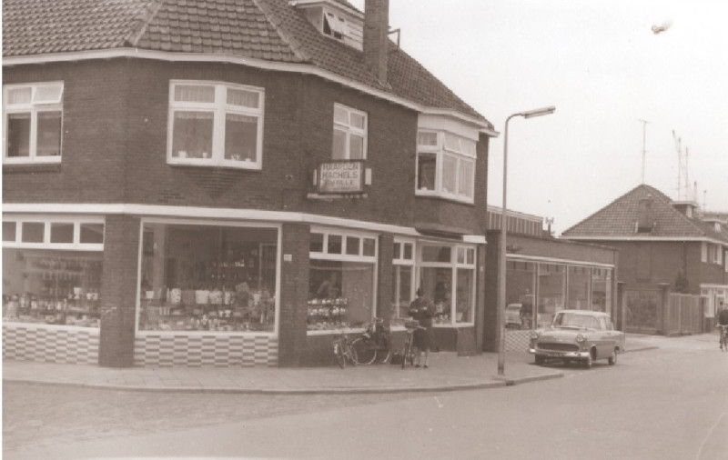 Brinkstraat 160 hoek Semarangstraat met winkel Jonkers haarden en kachels en emaille 1967.jpg