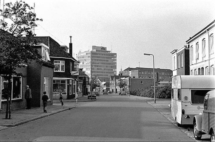 Brinkstraat 160 hoek Semarangstraat links met winkel Jonkers haarden en kachels huishoudelijke artikelen jaren 70.jpg