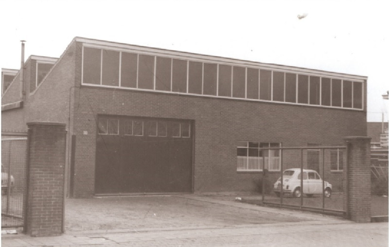 Brinkstraat 154 Voorgevels fabriekgebouw. Dit was de Smederij van de Fa.Jonkers, In het pand ernaast hadden ze een winkel in huishoudelijke artikelen 1967.jpg