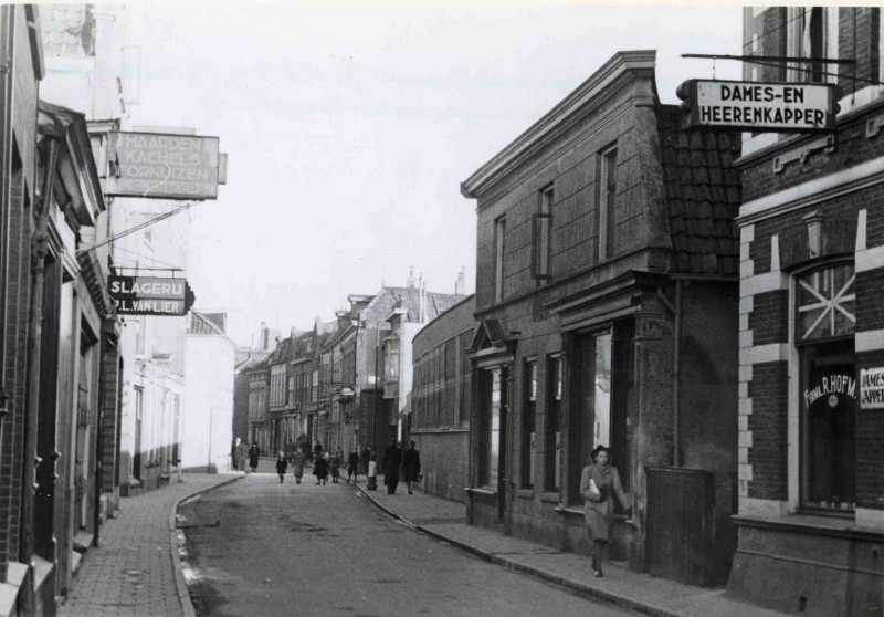 Kalanderstraat 41-49 rechts kapper Hofman en de laagbouw de kalanderij van Menko. feb. 1944.jpg