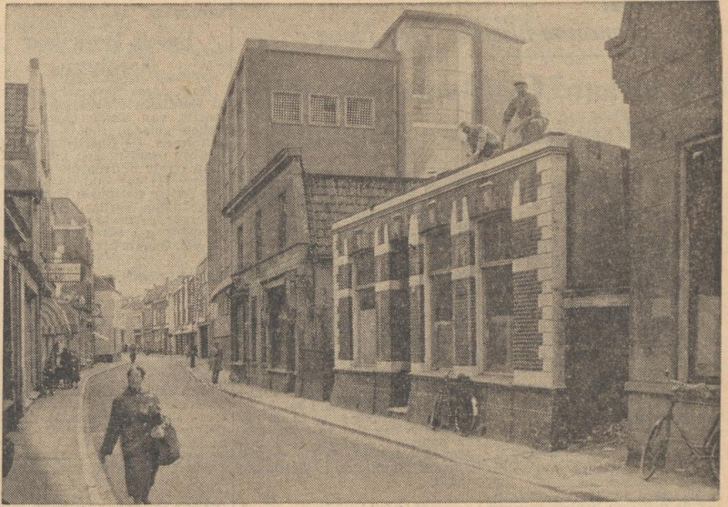 Kalanderstraat 49 afbraak pand kapper Hofman krantenfoto Tubantia 14-6-1960.jpg