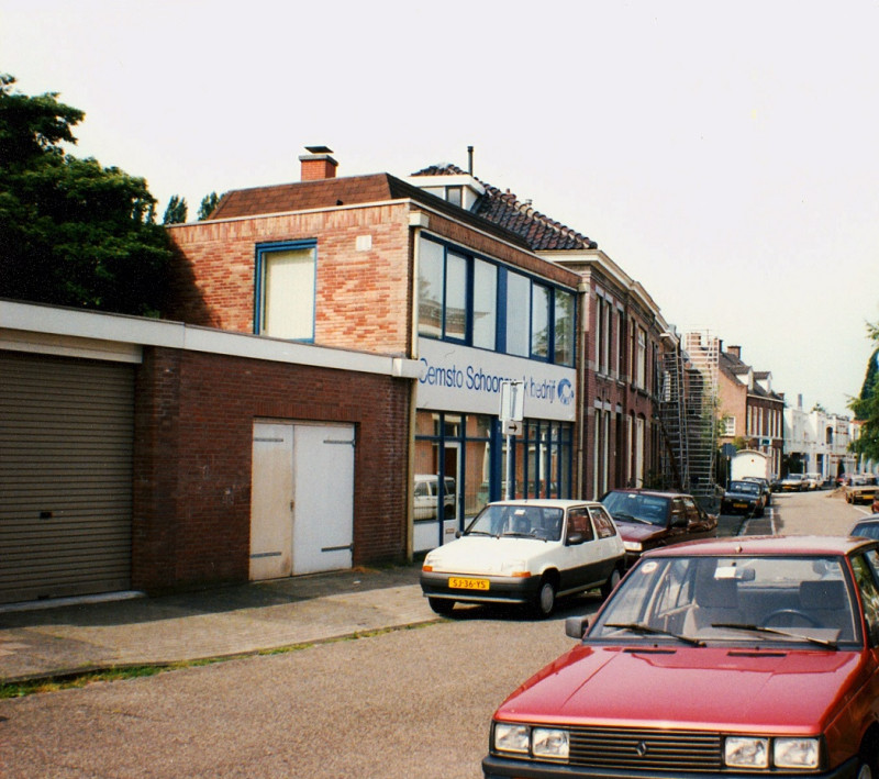 Soendastraat 64 kijkend vanf de Perikweg in de richting van de Kuipersdijk met Cemsto schoonmaakbedrijf 1993.jpg