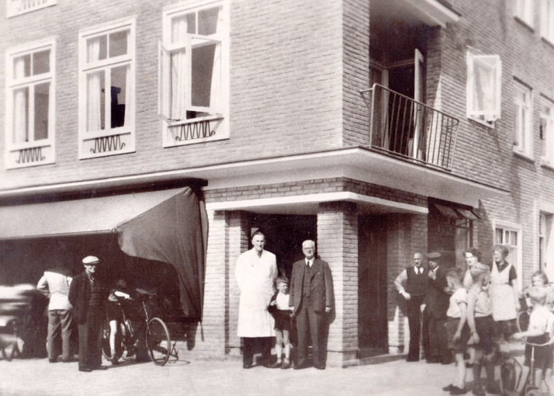 Kuipersdijk 7 hoek Ledeboerstraat 1 slagerij Hammink 1955.jpg