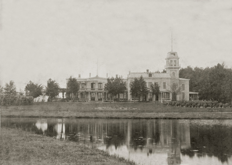 Volkspark. Het Parkgebouw rond 1880 na de uitbreiding, met rechts de later weer verdwenen toren. © Worp, H.W. van der.jpg
