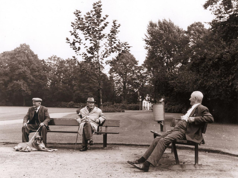 Volkspark. De functie van het Volkspark vroeger was heel anders dan nu. Hier rusten wat heren op de bankjes. © Archief gemeente Enschede.jpg