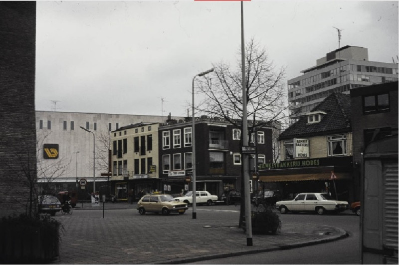 Kuipersdijk 21 gezicht op V&D .(warenhuis Vroom en Dreesman.). Banketbakkerij Hodes. 1973.jpg
