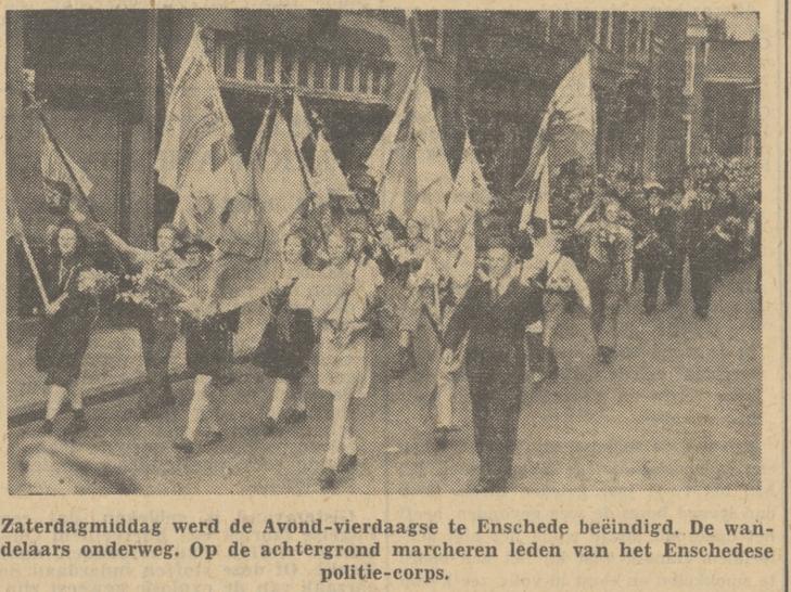Avondvierdaagse Enschede 1949 krantenfoto Tubantia 20-6-1949.jpg