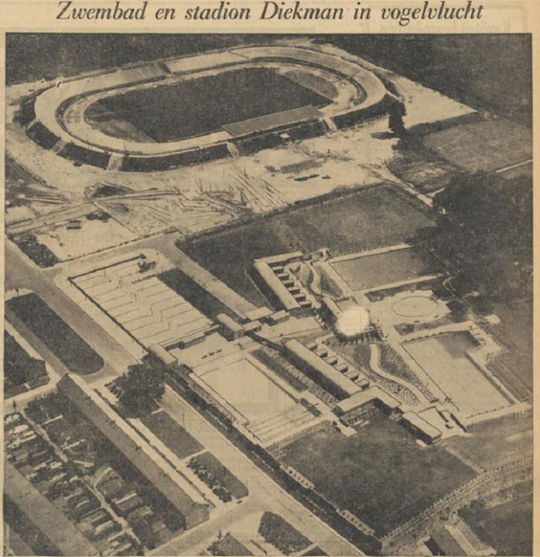J.J. van Deinselaan 20-30 zwembad en stadion Diekman in vogelvlucht krantenfoto Tubantia 20-6-1956.jpg