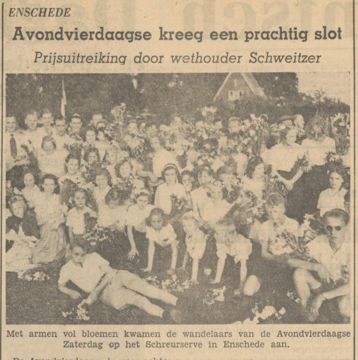 Avondvierdaagse Enschede 1951 krantenfoto Tubantia 18-6-1951.jpg