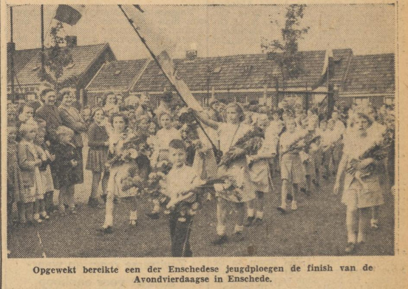 Avondvierdaagse Enschede 1952 krantenfoto Tubantia 16-6-1952..jpg