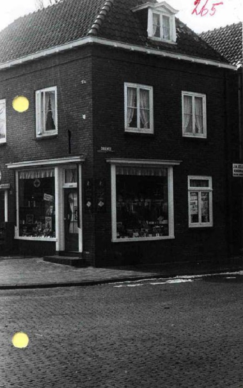 Padangstraat 40-42 hoek Daalweg sigarenwinkel 1958.jpg