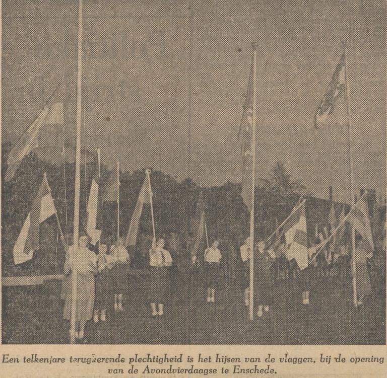 Avondvierdaagse Enschede 1954 krantenfoto Tubantia 23-6-1954.jpg