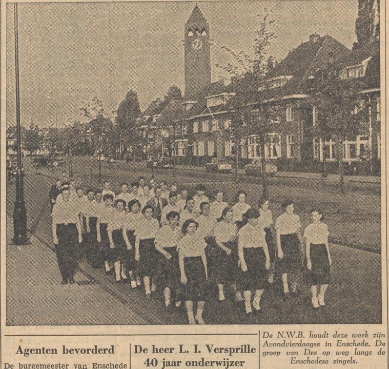 Avondvierdaagse Enschede 1955 krantenfoto Tubantia 17-6-1955.jpg