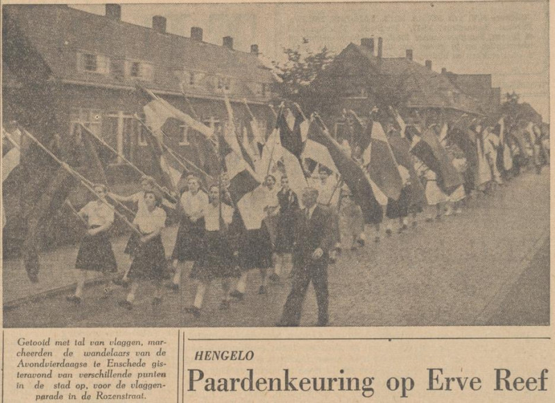 Rozenstraat avondvierdaagse Enschede krantenfoto Tubantia 23-6-1954.jpg