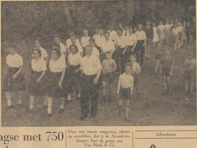 Avondvierdaagse Enschede 1961 krantenfoto Tubantia 22-6-1961.jpg