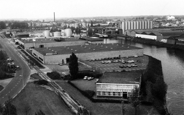 Ir. E.L.C. Schiffstraat 246 Zicht over Havengebied in noordelijke richting, met o.a. Sanders Behang.jpeg