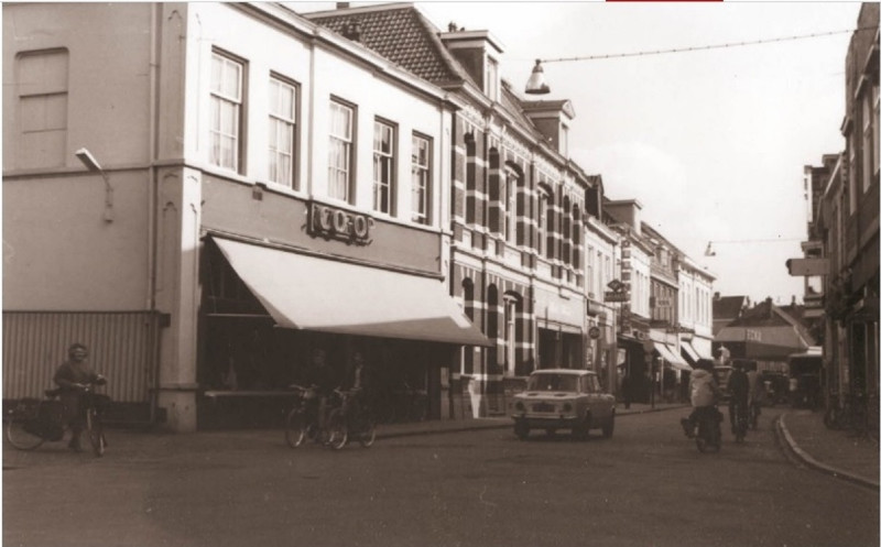 Oldenzaalsestraat 12 Voorzijde winkels met o.a. CO-OP, Hollenkamp en in verte HEMA 1967.jpg