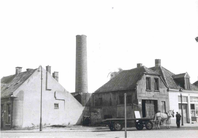 Willemstraat 2-4 hoek Oranjestraat achtergrond schoorsteenpijp N.J. Menko N.V. 1953.jpg