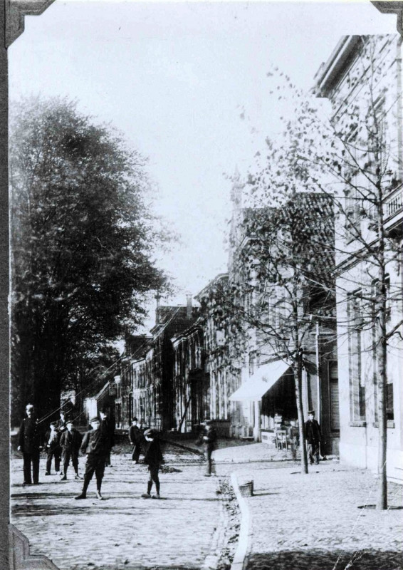 Markt 20 T.h.v. Menistenstraat met rechts manufacturenzaak D.J. Blom 1900.jpg