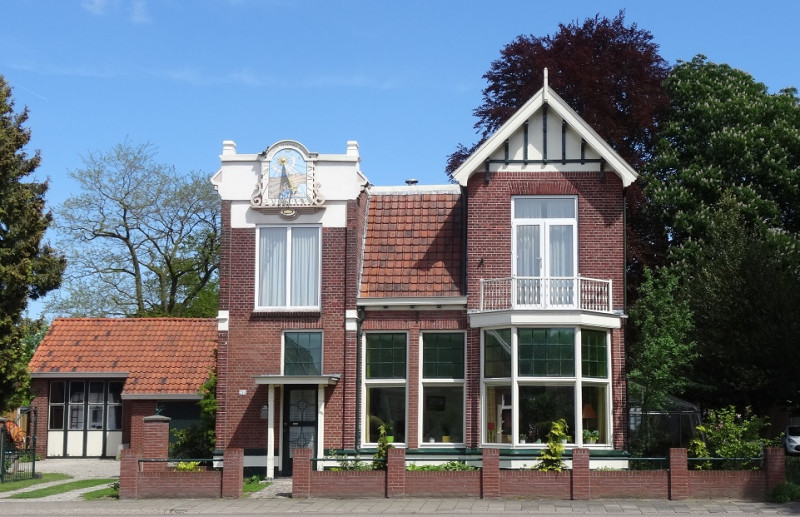 Hengelosestraat 244 met zonnewijzer.jpg