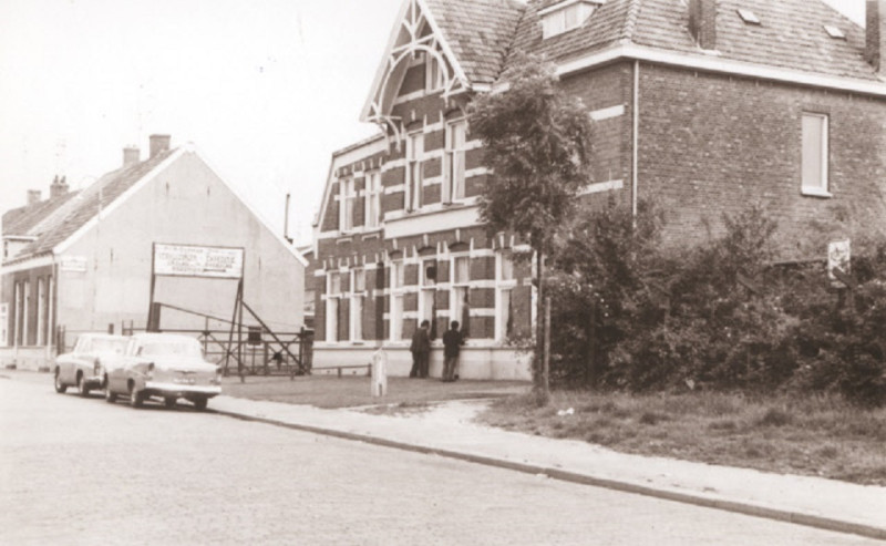 Hoge Bothofstraat 54-64 Voorzijde woningen met bord Olsman Verhuizingen - Expeditie - Opslag - Bodehuis 1967.jpeg