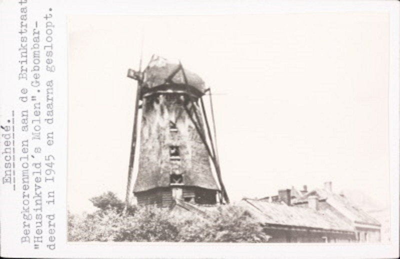 Brinkstraat 78-82 hoek Spelbergsweg 77 Achtkantige stelling korenmolen de Rietmolen te Enschede. Gezicht op de zijkant. De molen is in verval. gesloopt 1945.jpeg