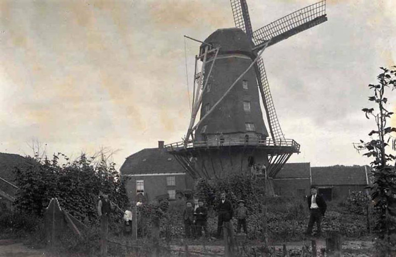 Brinkstraat 78-82 hoek Spelbergsweg , Rietmolen of Heusinkveldmolen (Reetmolle). Gebouwd 1842. De molen stond op erve Spelberg.jpg