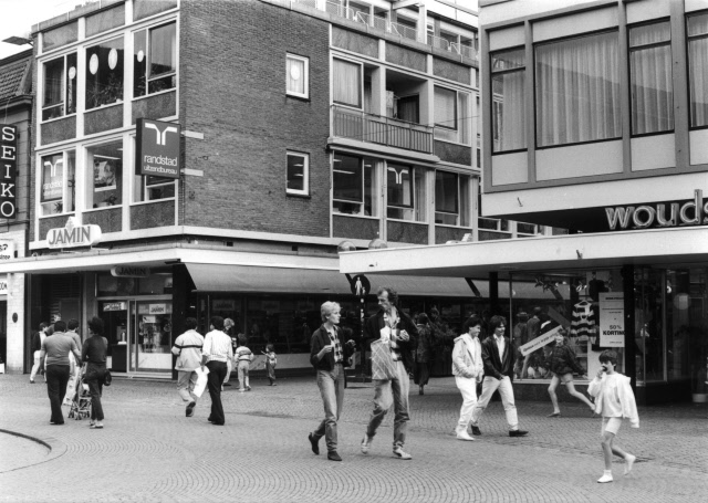 Raadhuisstraat 1 hoek Langestraat winkel C. Jamin 1986.jpeg