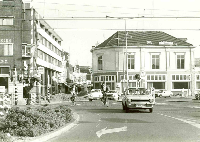 Stationsplein 1 hoek Hengelosestraat 35 Ter hoogte van spoorwegovergang,  Royal 1979.jpg