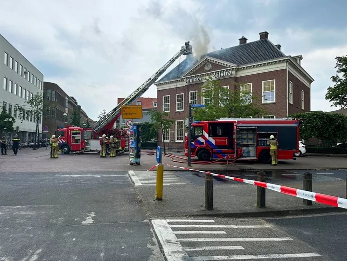 Hoedemakerplein 1 monumentaal pand Snelder Zijstra brand 16-5-2024.jpg
