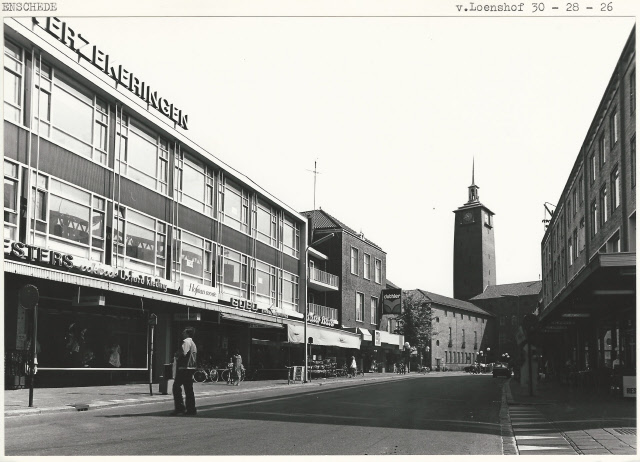 van Loenshof 10-12 Winkels o.m. Besters Hofman mode fotozaak Gobo met op de achtergrond het stadhuis 22-5-1980.jpeg