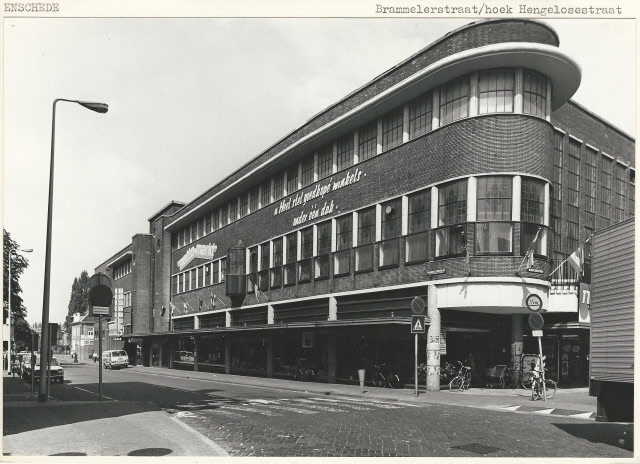 Brammelerstraat 2-8 hoek Hengelosestraat rechts ingang bowlingcentrum in voormalig Vroom&Dreesmann pand, hier in gebruik bij de Nettomarkt 22-5-1980.jpeg