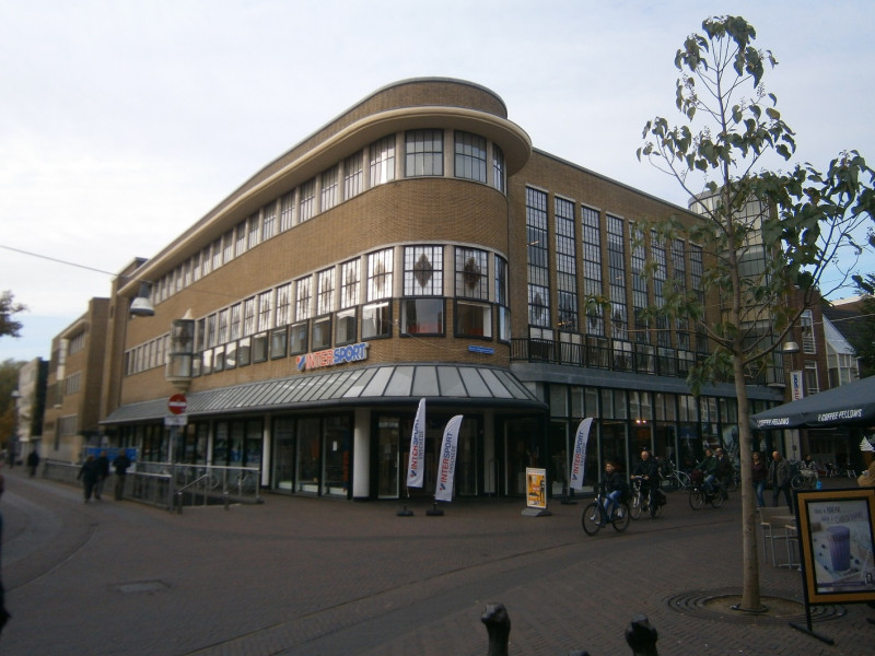 Korte Hengelosestraat 1 hoek Brammelerstraat 2-8 voormalig warenhuis Vroom en Dreesmann later plek Inter Sport.JPG
