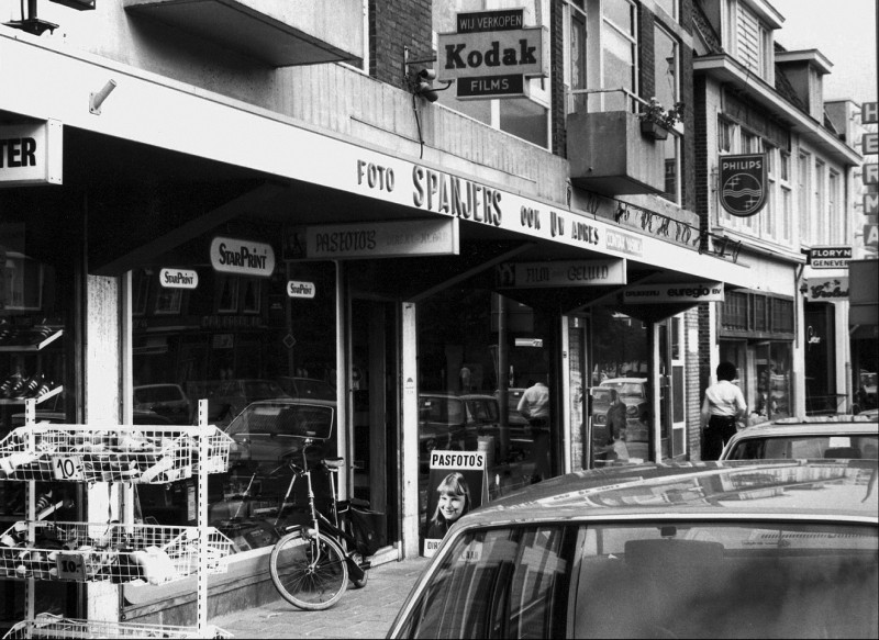 Deurningerstraat 5 e.v.  fotospeciaalzaak Spanjers, cafe, kleding Herman 1975.jpg